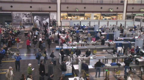 Passengers move through airport security checkpoint Vidéo 604694