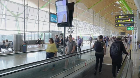 Passengers moving on escalator Видео 112416267