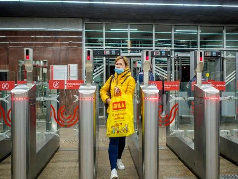 Passengers pass through automatic turnstiles at the Moscow metro station. Foto stock