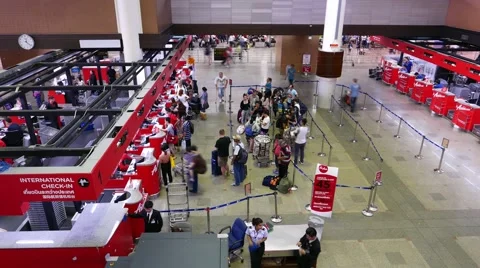 Passengers queue to check-in counters, airport concourse, time-lapse shot 스톡 동영상 55410059