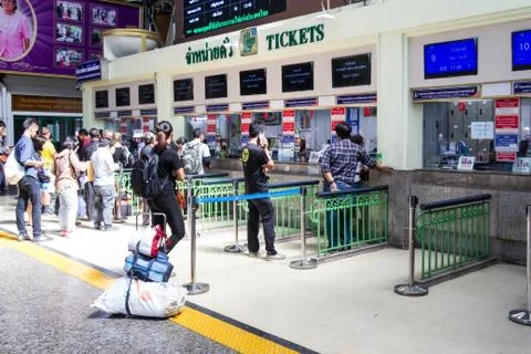 Passengers queueing for tickets Foto stock