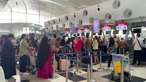 Passengers queuing at airline check-in counters. 库存影片 333833562