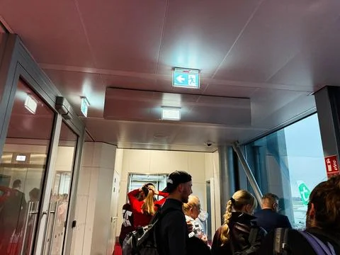 Passengers queuing to board a flight at a busy Paris, France airport termin.. Foto stock