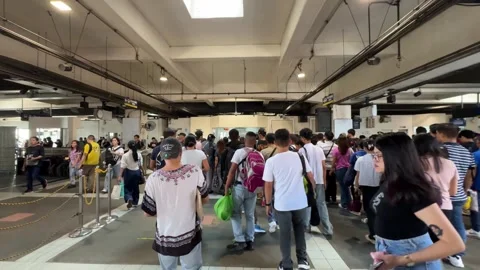 Passengers Queuing at MRT Station, Pasay 4K 60fps Vídeo Stock 338399828