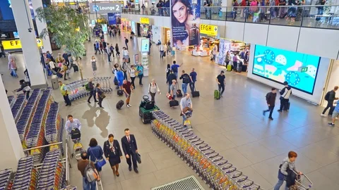 Passengers rushing towards their planes 動画素材 91663396