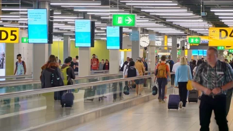 Passengers rushing towards their planes 動画素材 91663402