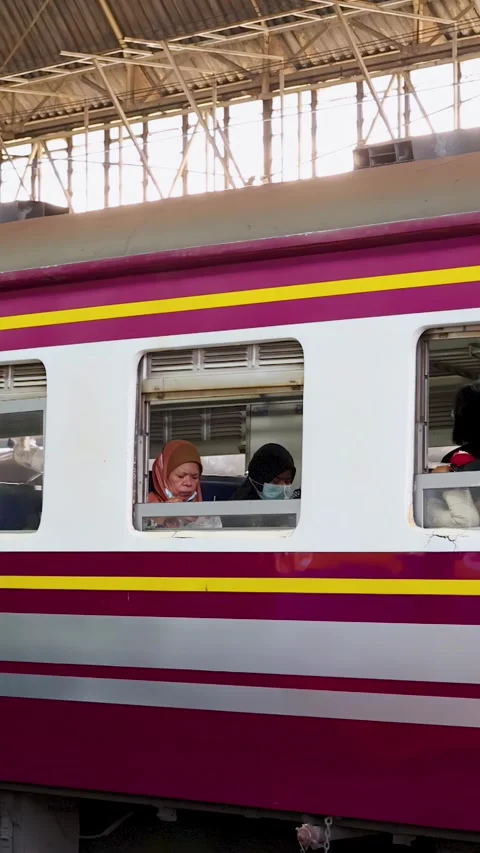 Passengers Sitting Inside Maroon Commuter Train in Bangkok Station 動画素材 324938492
