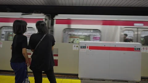 The passengers standing on train at metro station in Tokyo Japan. Transportation 스톡 동영상 253315437