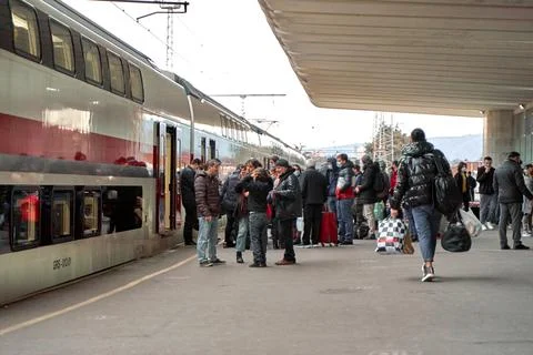 Passengers at the station in the queue to board the train before departure Foto stock