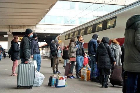 Passengers at the station in the queue to board the train before departure Foto stock