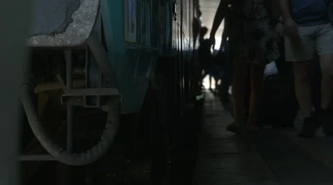 Passengers Step Off Train in Venice 스톡 동영상 68662417