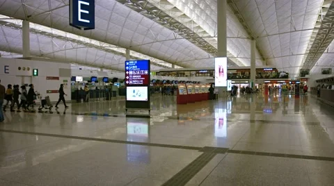 Passengers strolling through the departures area of the terminal 库存影片 54900597