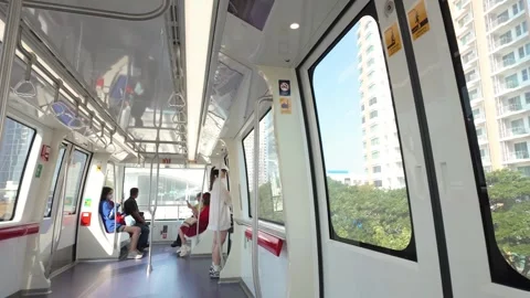 Passengers taking BTS Skytrain as transportation to work and shopping. Vidéo 318840406