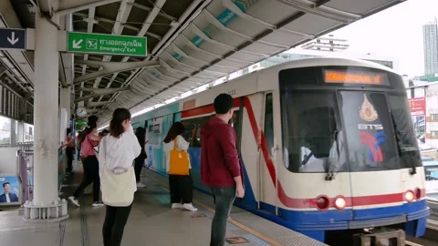 Passengers taking BTS Skytrain as transportation to work and shopping. Vidéo 319879771