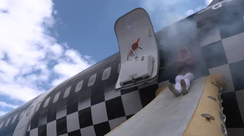Passengers use emergency exit slide to leave burning plane Vídeos de archivo 55577123