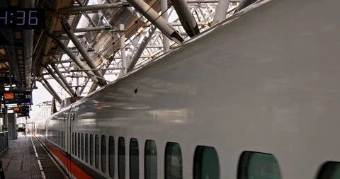 Passengers wait on the platform for the high-speed rail train to arrive. Vídeo Stock 331052277