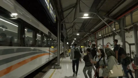 Passengers wait for the train by applying the new normal and wearing a mask Stockbeeldmateriaal 152844804