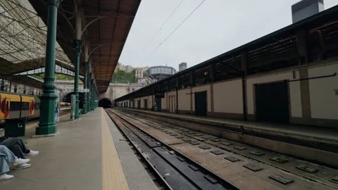 Passengers wait for train on platform at Sao Bento railway station in Porto Видео 348426875
