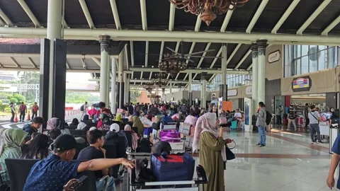 Passengers waiting for the flight Vídeo Stock 339261998