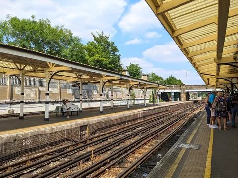 Passengers waiting for the next train on the platform at Richmond Station Stock Photos