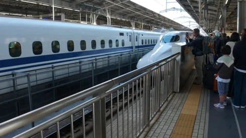 Passengers waiting on the platform as a Shinkansen High-Speed train arrives Vidéo 336013131
