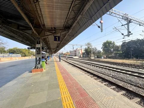 Passengers waiting for train Foto stock