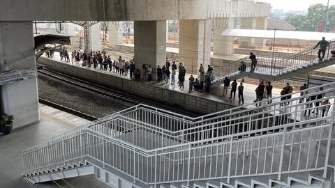 Passengers waiting for the train on the station platform Foto stock
