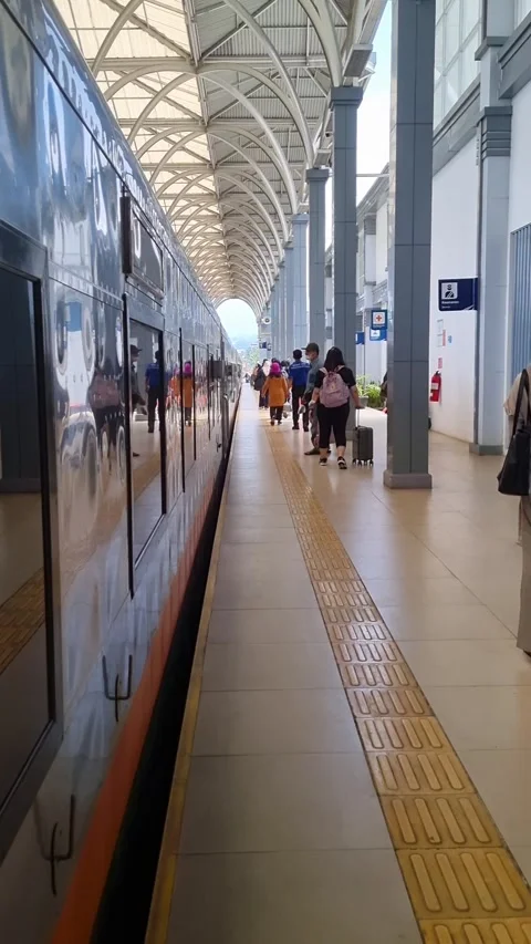 Passengers walking along the modern platform Video stock 337402944