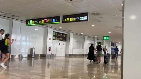 Passengers walking inside an international terminal Vídeo Stock 344583058
