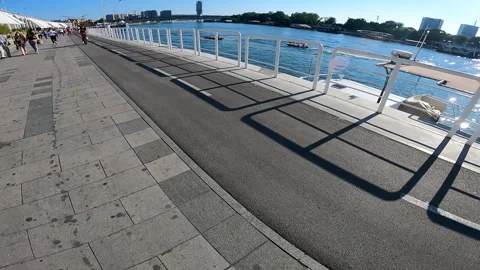 Passengers walking over river Sava promenade in Belgrade, Serbia. Vidéo 161056970