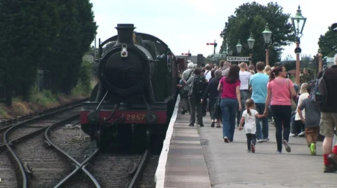 Passengers walking to Steam train Vidéo 39898502