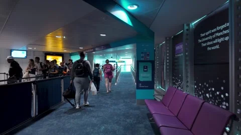 Passengers Walking To The UK Border At Manchester Airport In England, UK. - POV Vidéo 313894192