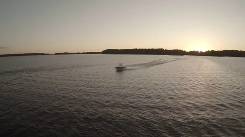 Passing Boat on Lake Видео 78069858