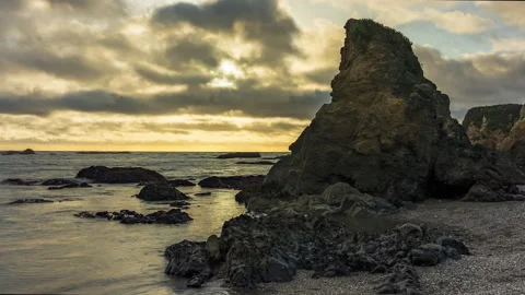 Passing clouds as the sun sets at Glass Beach, California - timelapse Vídeos de archivo 220030788