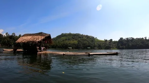 Passing a loaded bamboo raft Vídeos de archivo 118078348
