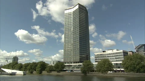 Passing Millbank Tower 스톡 동영상 43429838