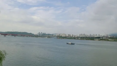 Passing ship: Stockbeeldmateriaal 80191158