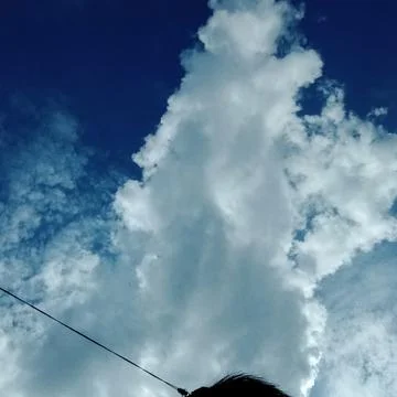 Passing slowly cloud Stockfoto's