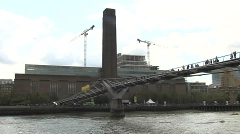 Passing Tate Modern (2) 스톡 동영상 43426035
