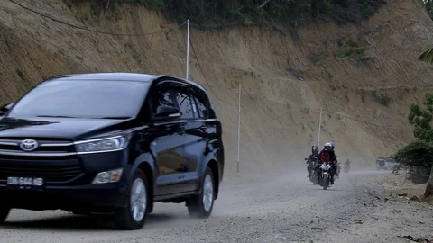 Passing through dusty road 動画素材 105247490