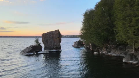 Passing through rocks on lake epic close flying 動画素材 131785489