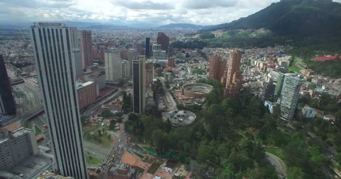 Passing Torre Colpatria heading to the north of Bogota Vídeos de archivo 66654489