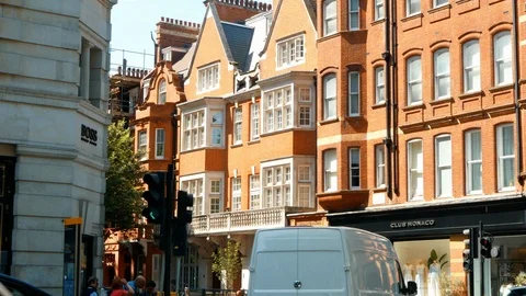 Passing Traffic on Sloane Square 스톡 동영상 109134493