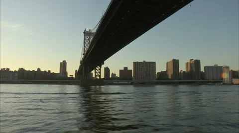 Passing under NY bridge 動画素材 997302