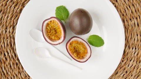 Passion fruit on a plate. Video stock 241909590