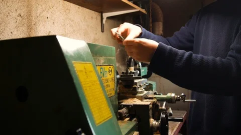 Passionate DIY man, he uses the lathe for DIY, in his home laboratory, precision Stockbeeldmateriaal 101012985
