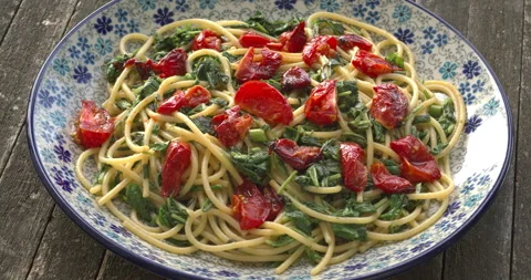 Pasta with Cherry Tomatoes and Arugula. 스톡 동영상 277217759