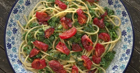Pasta with Cherry Tomatoes and Arugula. Video stock 308745998