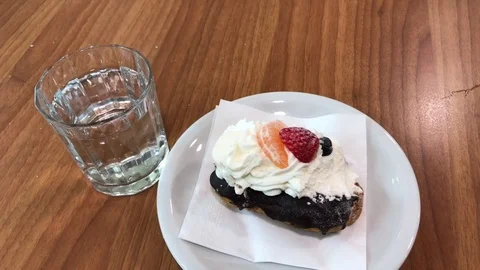 Pasta con la panna e la frutta 動画素材 82576392