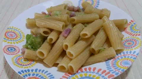 Pasta con verdura e pancetta, Italian food Stock Footage 152077853